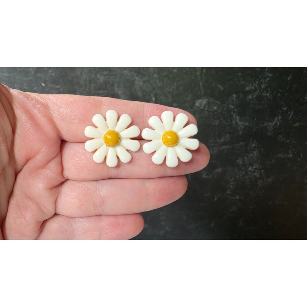 Daisy Flower Plastic Stud Earrings Vintage Costume Jewelry READ Description